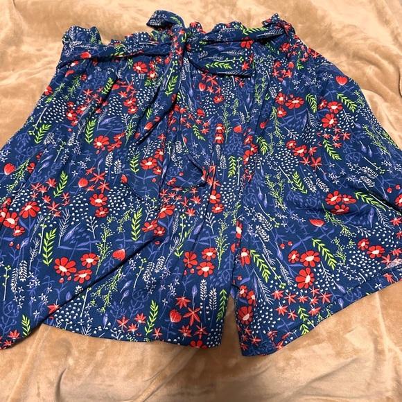 Lularoe Ella floral paper bag waist shorts M Patriotic 4th of July 🇺🇸🇺🇸 - Picture 2 of 3